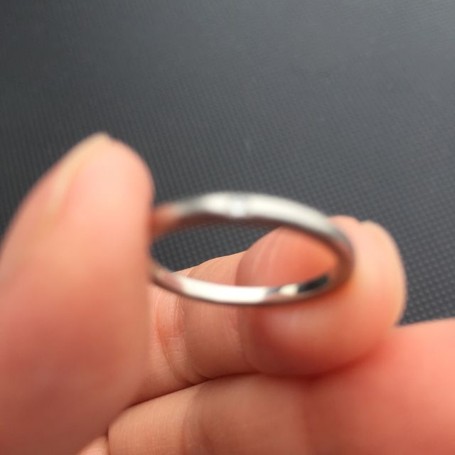 【4℃ BRIDAL(ヨンドシーブライダル)の口コミ】 装飾品の嫌いな旦那さんに合わせて、シンプルなデザインの指輪にしました…