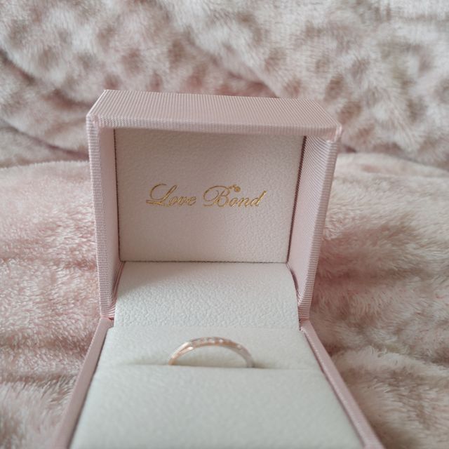 【Love Bond(ラブボンド)の口コミ】 指にはめた時に綺麗にみえたところです。
デザインも可愛い。旦那様の意見…