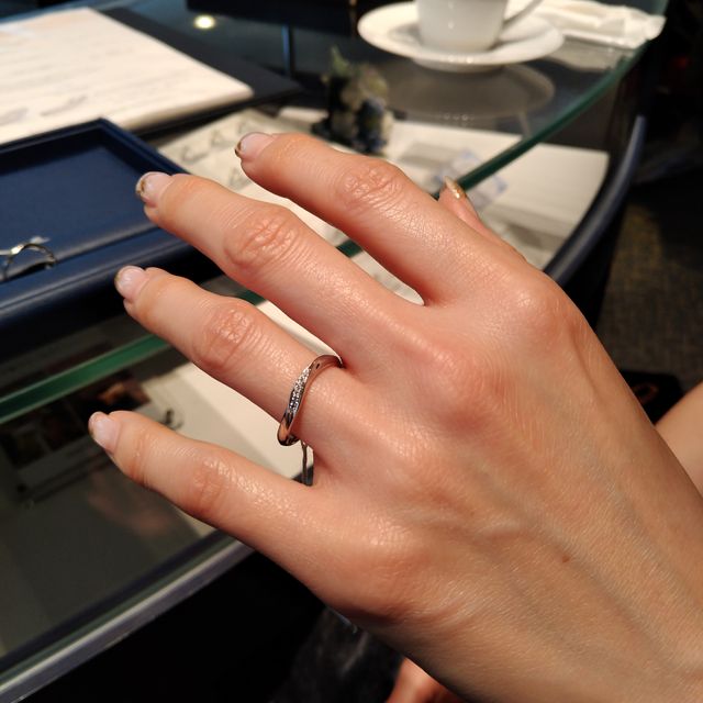 【銀座ダイヤモンドシライシの口コミ】 指が綺麗に見えるウェーブデザインと、綺麗めな服装とカジュアルな服装ど…