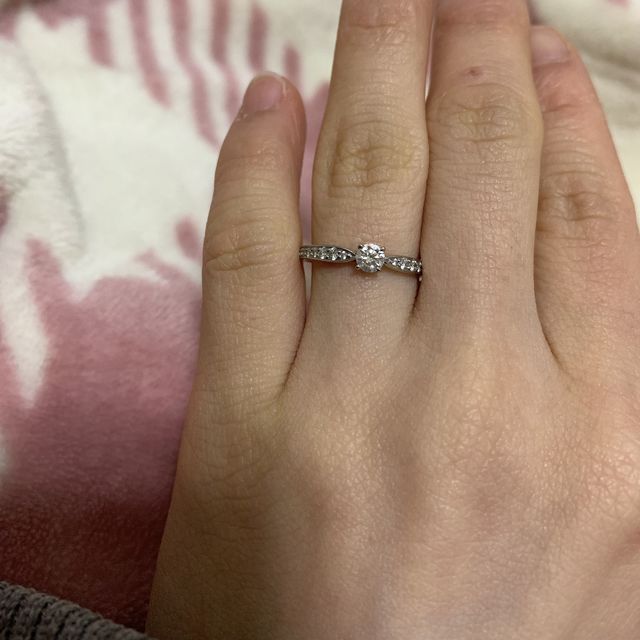 【ティファニー(Tiffany & Co.)の口コミ】 素敵なデザインに惹かれました。ダイヤが半分敷き詰められていて、きらき…