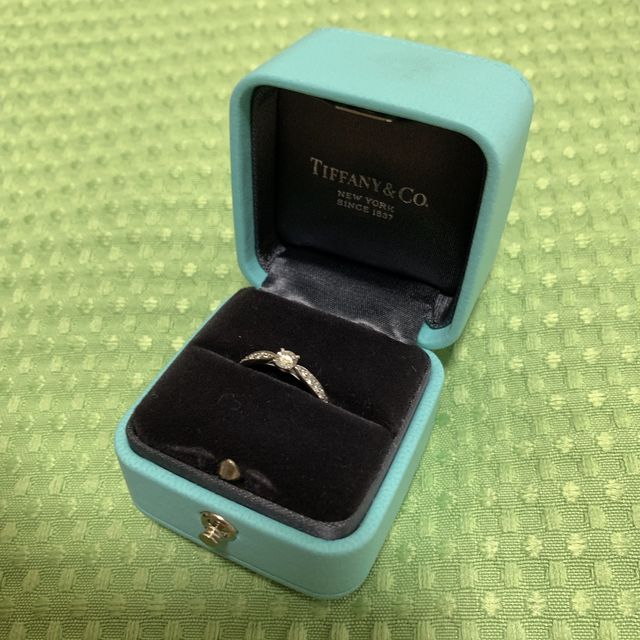 【ティファニー(Tiffany & Co.)の口コミ】 素敵なデザインに惹かれました。ダイヤが半分敷き詰められていて、きらき…