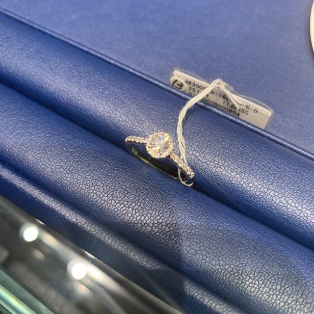 【銀座ダイヤモンドシライシの口コミ】 この指輪に決めた理由として、メレダイヤモンドがとても多く配置されてい…