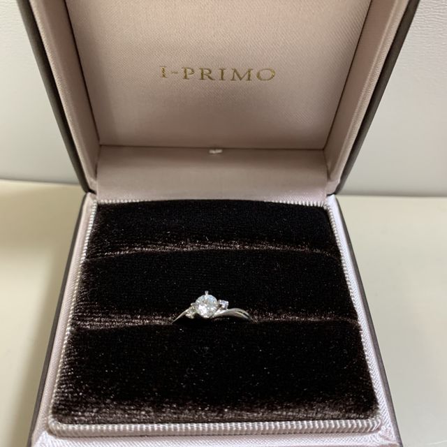 【アイプリモ(I-PRIMO)の口コミ】 素材はプラチナを使用してます。
真ん中にメインのダイヤモンドと両脇に小…