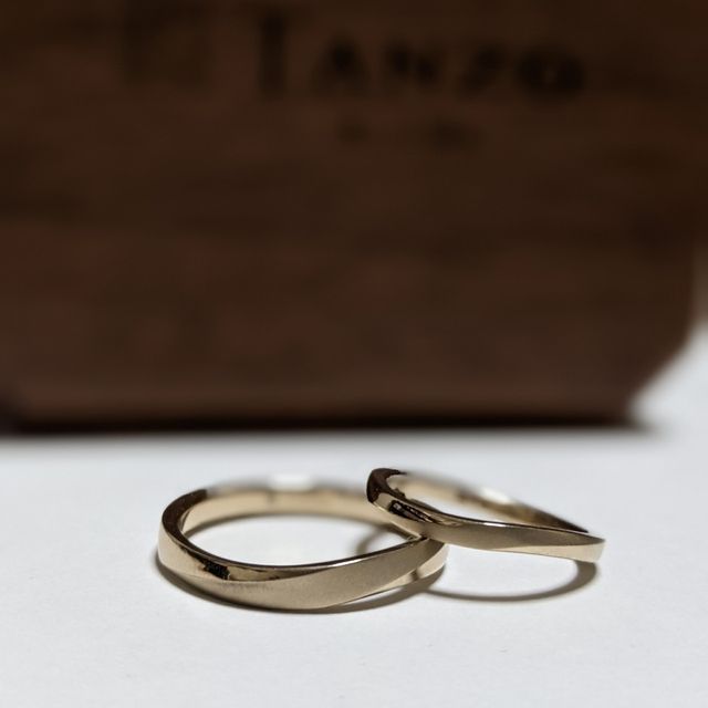 【TANZO.(鍛造指輪)の口コミ】 指輪のデザインはS字加工に面取りマット加工をメインにしました。裏にオリ…