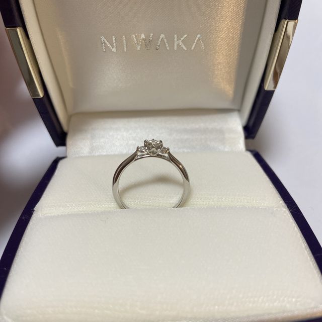 【俄(にわか)の口コミ】 先にプラチナの結婚指輪を購入していたので、婚約指輪も同じ素材のプラチ…