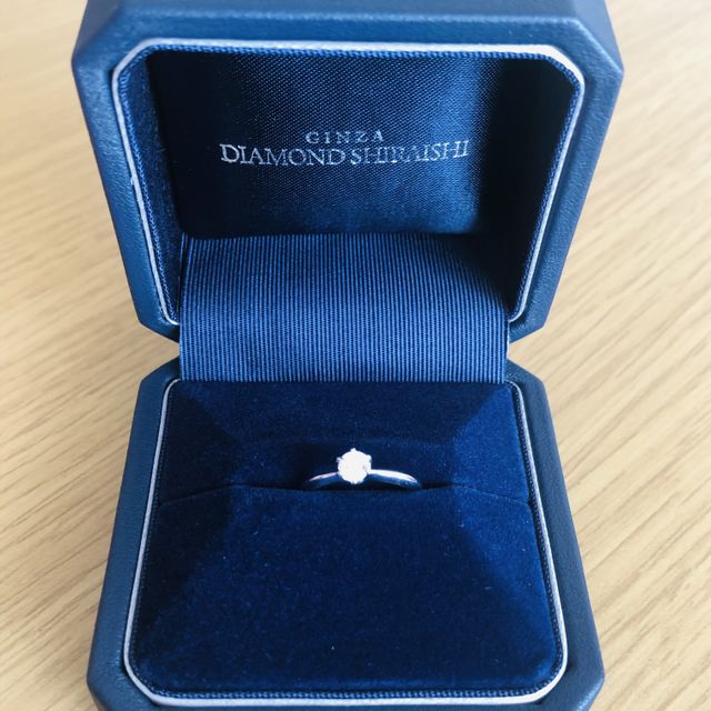 【銀座ダイヤモンドシライシの口コミ】 リング部分が全体的に細身でダイヤモンドがある台座に向かってより細くな…