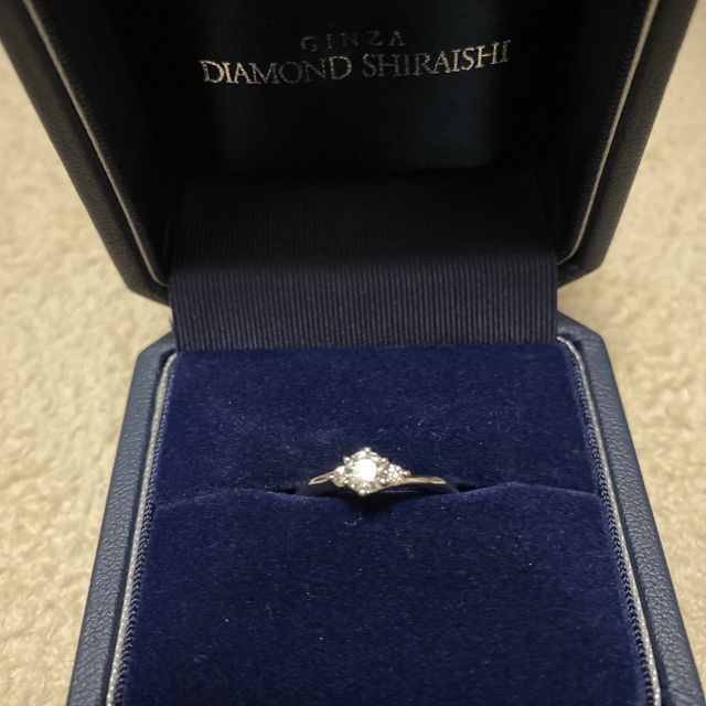 【銀座ダイヤモンドシライシの口コミ】 ダイヤモンドを支える部分が6本であり、その周りのダイヤも輝きも美しすぎ…