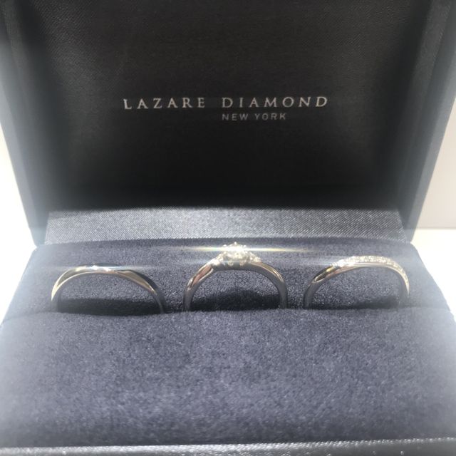 【ラザール ダイヤモンド(LAZARE DIAMOND)の口コミ】 婚約指輪は一粒ダイヤの周りに小さなダイヤがあるもので少しウェーブがか…