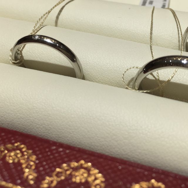 【カルティエ(Cartier)の口コミ】 シンプルなデザインの結婚指輪です。
ダイヤの入っている、シンプルなデザ…