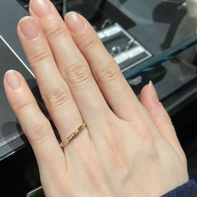 【エクセルコダイヤモンド(EXELCO DIAMOND)の口コミ】 ダイヤが斜めに入っていて、真ん中が入ってない形なので、キラキラしつつ…