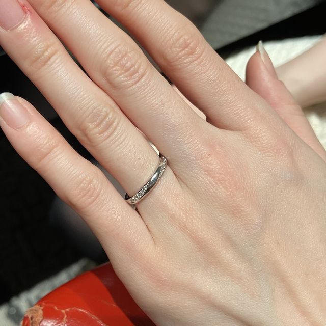 【エクセルコダイヤモンド(EXELCO DIAMOND)の口コミ】 斜めにダイヤモンド入っていて、真ん中がプラチナなので、キラキラしつつ…