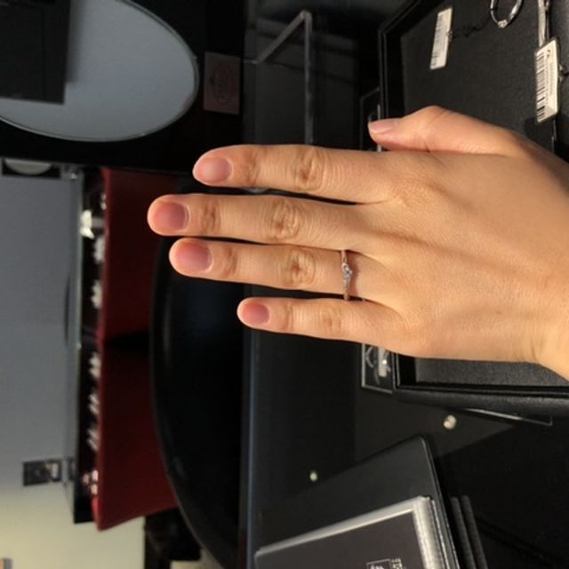 【エクセルコダイヤモンド(EXELCO DIAMOND)の口コミ】 ■素材
普段のジュエリーはイエローゴールドばかりでしたが、プラチナはこ…