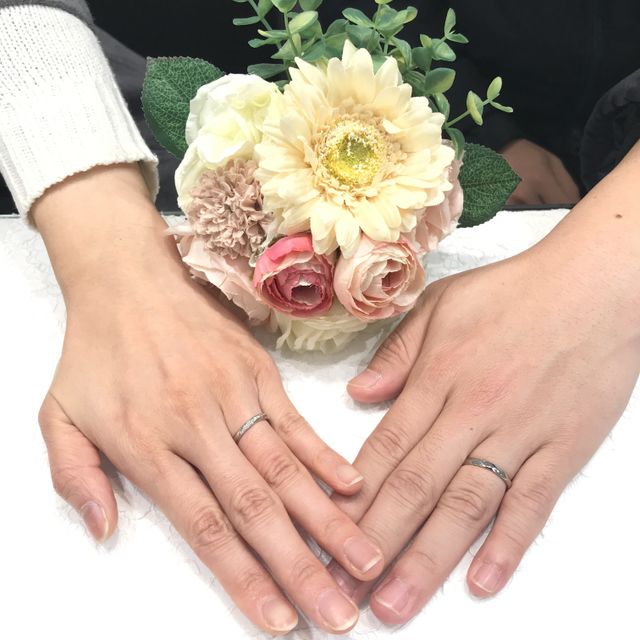 【ラザール ダイヤモンド(LAZARE DIAMOND)の口コミ】 少しダイヤがついているタイプを希望していました。指の形、2人に合う形を…