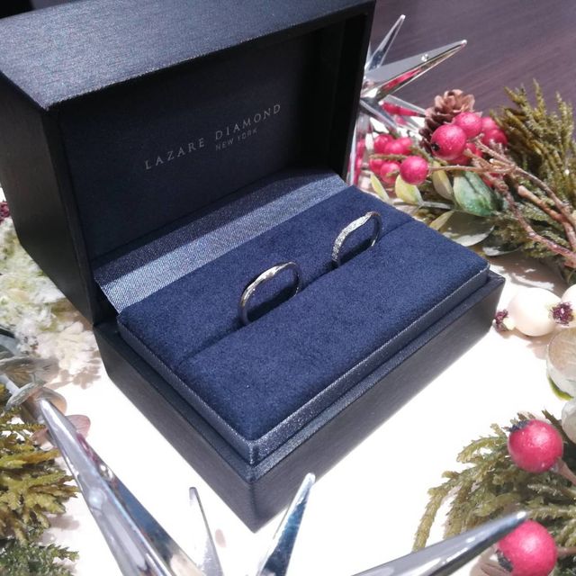 【ラザール ダイヤモンド(LAZARE DIAMOND)の口コミ】 婚約指輪のデザインと合うV字の指輪を探していて、細かいダイヤがたくさん…