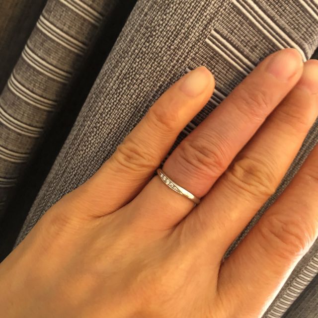 【銀座ダイヤモンドシライシの口コミ】 v字、もしくはウェーブのデザインを探していましたがどこのブランドにもあ…