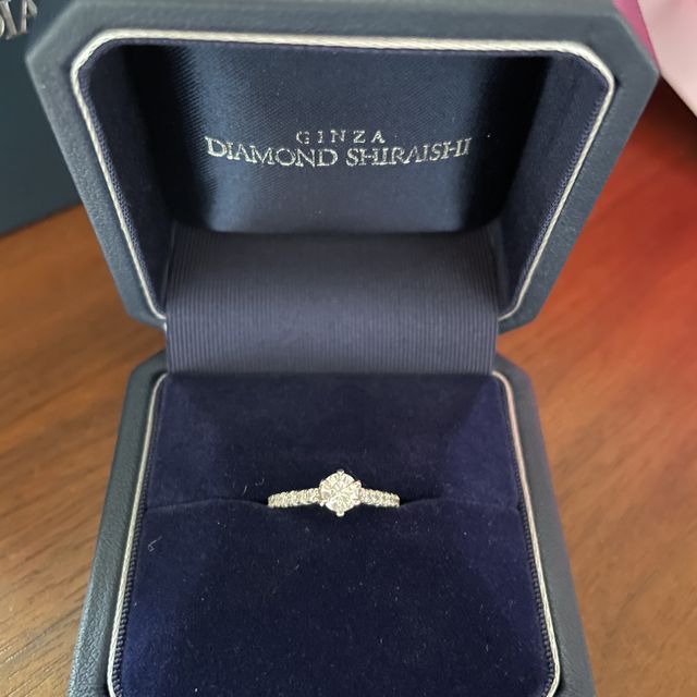 【銀座ダイヤモンドシライシの口コミ】 センターに0.36ct、クラリティIFのダイヤモンド。そのまわりにメレダイヤ…