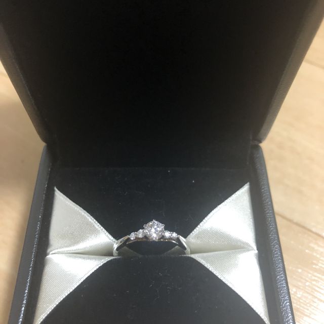 【エクセルコダイヤモンド(EXELCO DIAMOND)の口コミ】 横から見たデザインが気に入った。ゴールドのアクセントがお気に入り。
な…