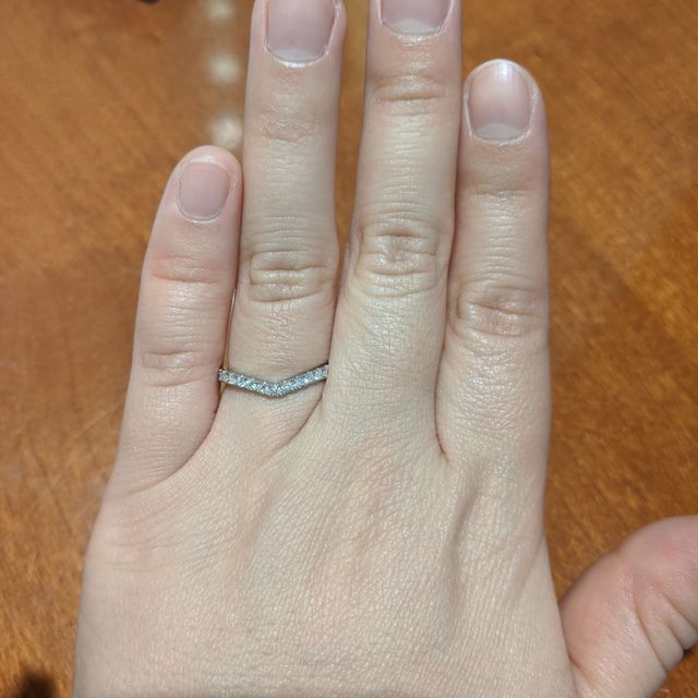 【TRECENTI(トレセンテ)の口コミ】 婚約指輪との重ね付けを考えてV字デザインで探していました。また華やかさ…