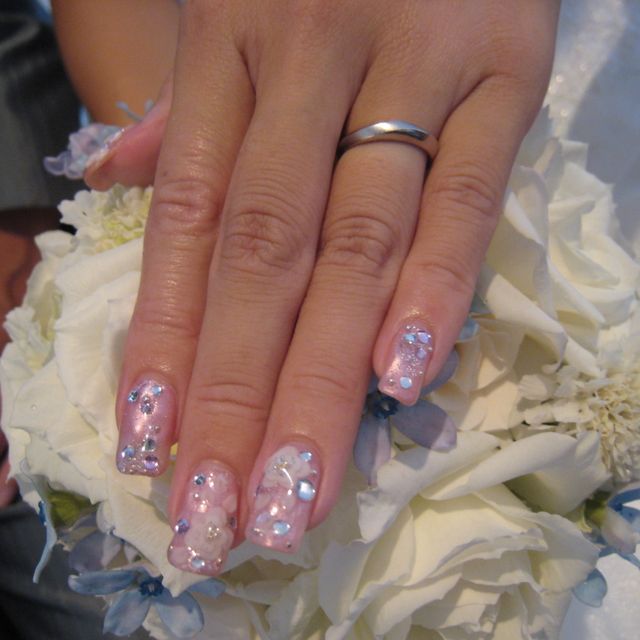 【4℃ BRIDAL(ヨンドシーブライダル)の口コミ】 値段云々よりデザインで決めました。
細すぎず太すぎず、ちょうどいい厚み…