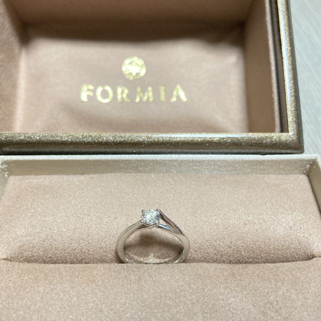 【FORMIA(フォルミア)の口コミ】 台座が木の根っこのように、ねじれていて、ダイヤをしっかりと支えてくれ…