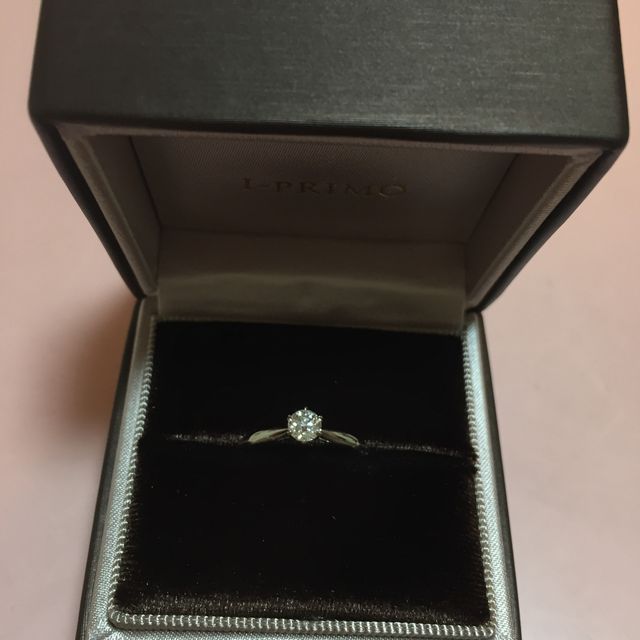 【アイプリモ(I-PRIMO)の口コミ】 ダイヤが一粒のシンプルなデザインにしました。ダイヤの中心に向かってリ…