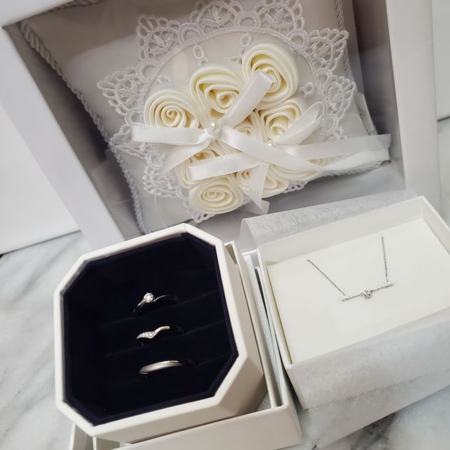 【4℃ BRIDAL(ヨンドシーブライダル)の口コミ】 本当はペアが良かったですが、かなり迷ってお互いタイプの違う指輪を選び…