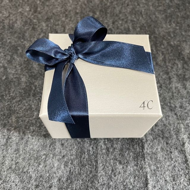 【4℃ BRIDAL(ヨンドシーブライダル)の口コミ】 婚約指輪を買わなかったので、シンプルだけどダイヤは入れたいと思ってい…