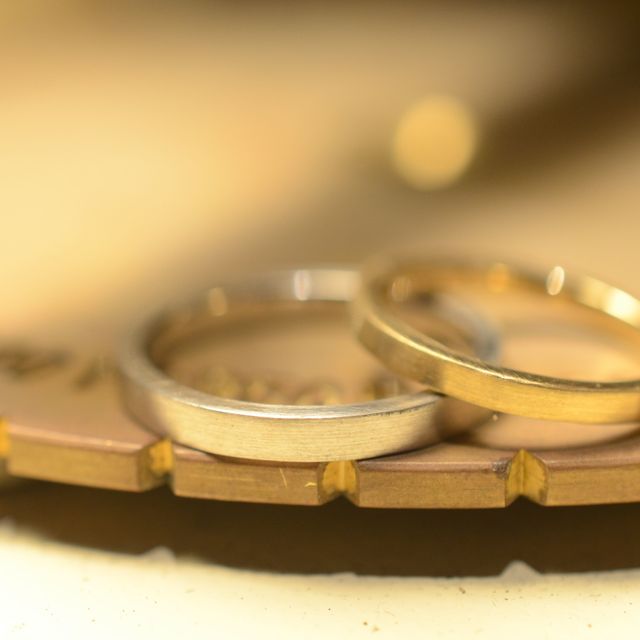 【CRAFY(クラフィ)の口コミ】 結婚指輪は、自分たちで金属を叩いたり磨いたりして製作出来るブランドを…