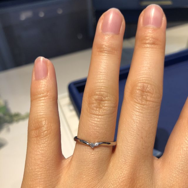 【銀座ダイヤモンドシライシの口コミ】 かなり細身のため、指輪を付けてる感が苦手な人におすすめです。指を長く…