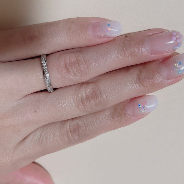 【4℃ BRIDAL(ヨンドシーブライダル)の口コミ】 純度の高いプラチナを使用しており、着用時にずっしり重みを感じることが…