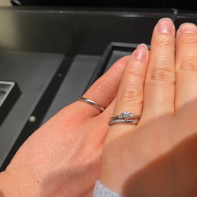 【エクセルコダイヤモンド(EXELCO DIAMOND)の口コミ】 新婦側はウェーブタイプの婚約指輪との相性を確認しました。斜めにダイヤ…