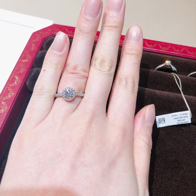【カルティエ(Cartier)の口コミ】 センターダイヤの周りを一周小さなダイヤモンドがとり囲むデザインです。…