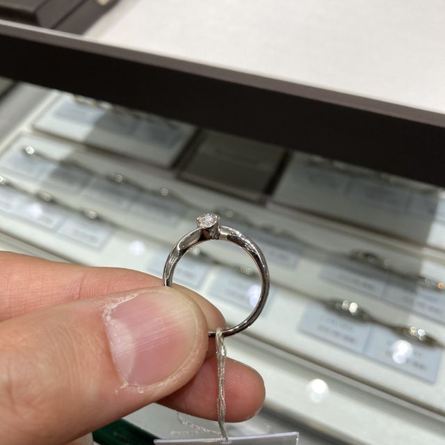 【アイプリモ(I-PRIMO)の口コミ】 婚約指輪はシンプルかつ個性的なものが理想であったため、一目見た瞬間に…