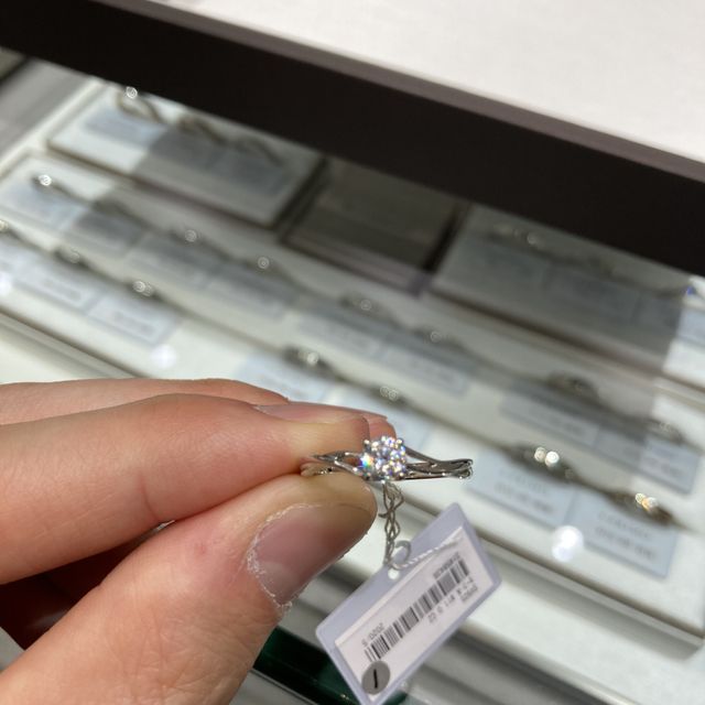 【アイプリモ(I-PRIMO)の口コミ】 婚約指輪はシンプルかつ個性的なものが理想であったため、一目見た瞬間に…