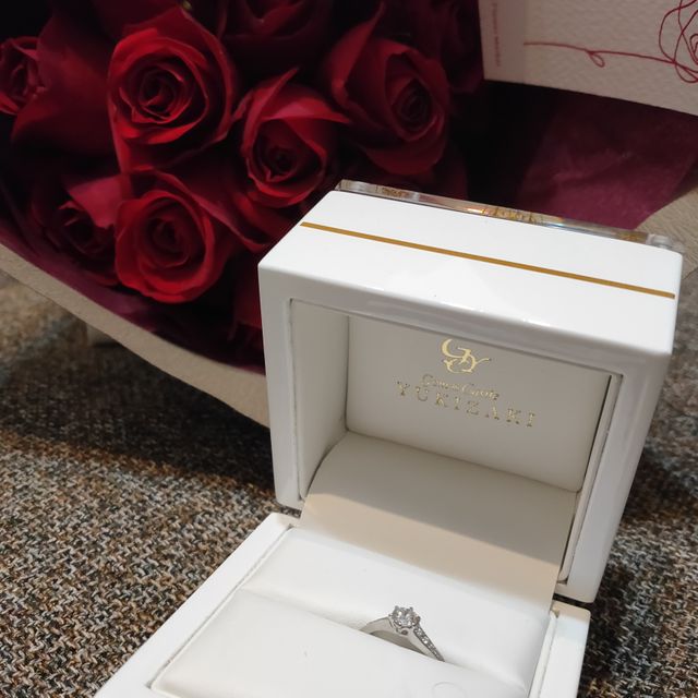 【YUKIZAKI BRIDAL(ユキザキブライダル)の口コミ】 ダイヤは一粒と脇石にもあしらいました。指輪の形はウェイブにしました。V…