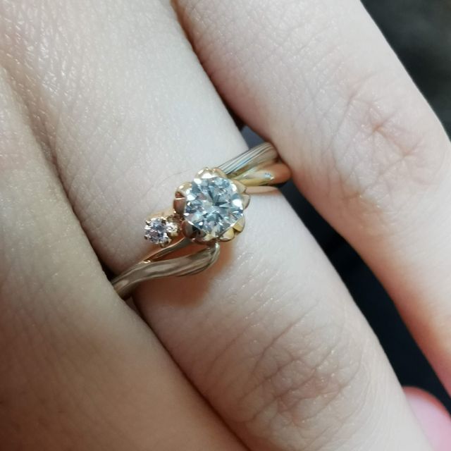 【杢目金屋(もくめがねや)の口コミ】 リングの部分が木目の模様になっており、和の雰囲気が感じられるデザイン…