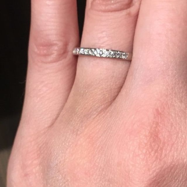 【4℃ BRIDAL(ヨンドシーブライダル)の口コミ】 ゴージャスな雰囲気がありながらデザインとしてシンプルなので上品な印象…