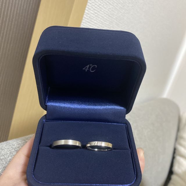 【4℃ BRIDAL(ヨンドシーブライダル)の口コミ】 シンプルなデザインで、細めのデザインよりも、かっちりとしたデザインの…