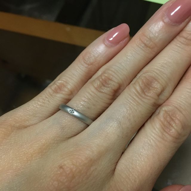 【CHOUCHOUNA(シュシュナ)の口コミ】 マットなシルバーのカラーのダイアの入っている部分のカットデザインがほ…