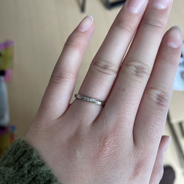 【ラザール ダイヤモンド(LAZARE DIAMOND)の口コミ】 ダイヤの輝きがとても綺麗で一目惚れしました。
ストレートタイプなのに、…