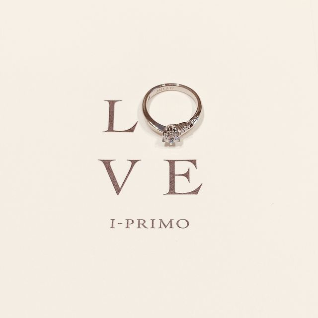 【アイプリモ(I-PRIMO)の口コミ】 婚約指輪はありきたりな形ではなくV字型を選び、メレダイヤモンドを付けた…