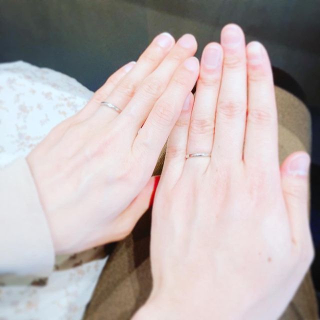 【アイプリモ(I-PRIMO)の口コミ】 婚約指輪はありきたりな形ではなくV字型を選び、メレダイヤモンドを付けた…