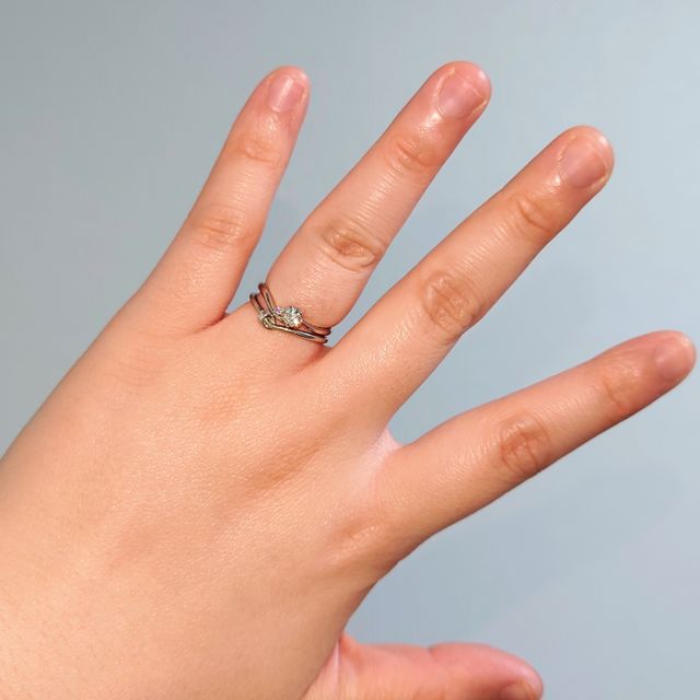 【ひなの口コミ】 上から見るとダイヤモンドがお花のように見える可愛らしくて細身のデザイ…