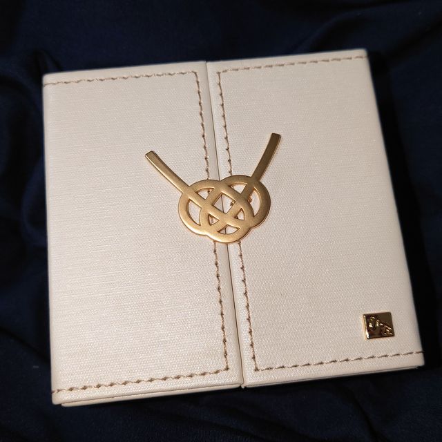 【ひなの口コミ】 上から見るとダイヤモンドがお花のように見える可愛らしくて細身のデザイ…