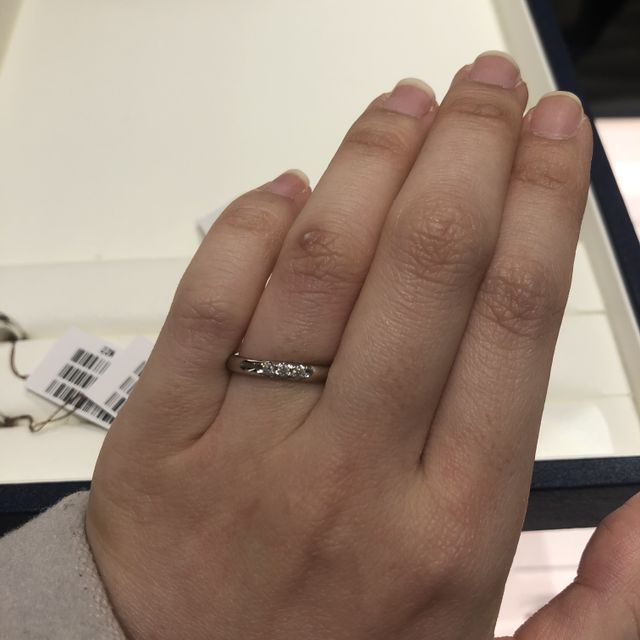 【MIKIMOTO(ミキモト)の口コミ】 ダイヤモンドが3つついており、キラキラ華やかで可愛いリングでした。ダイ…