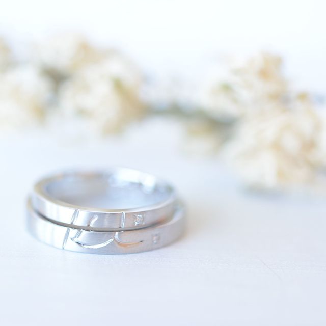 【CRAFY(クラフィ)の口コミ】 素材はプラチナ950を選択し、外側に2人のイニシャルを彫り込み、内側には…