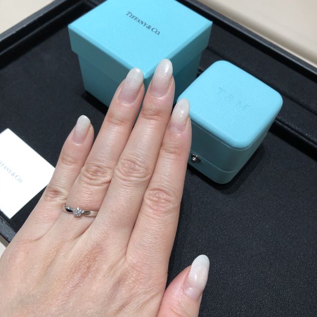 【ティファニー(Tiffany & Co.)の口コミ】 ティファニーの婚約指輪というと、ティファニーセッティングなど爪の高い…