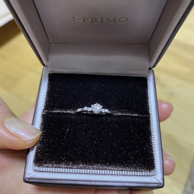 【アイプリモ(I-PRIMO)の口コミ】 V字のデザインでダイヤモンドも主張が強すぎずほどよく結婚指輪と重ねてつ…
