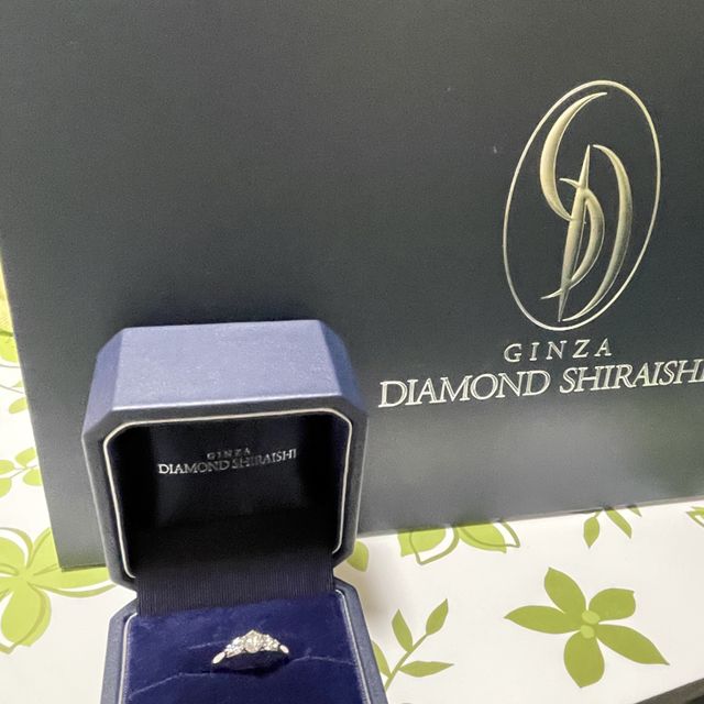 【銀座ダイヤモンドシライシの口コミ】 真ん中に大きめのダイヤモンド、サイドにはメレダイヤがあしらわれていて…