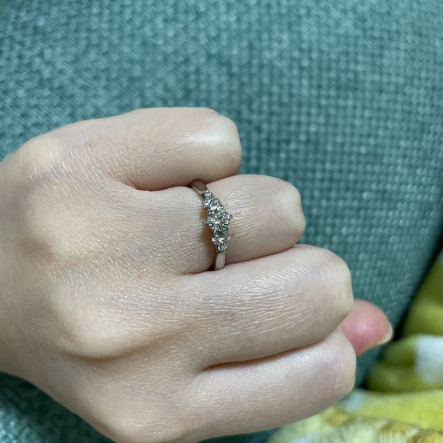 【銀座ダイヤモンドシライシの口コミ】 真ん中に大きめのダイヤモンド、サイドにはメレダイヤがあしらわれていて…